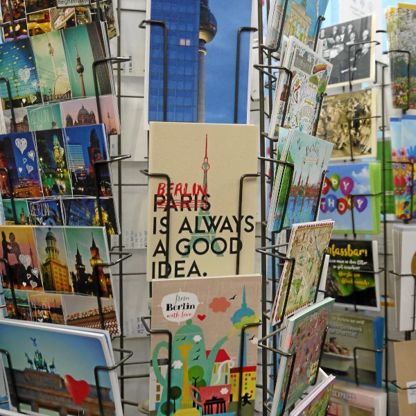 Größter bester Postkartenladen in Berlin Kreuzberg